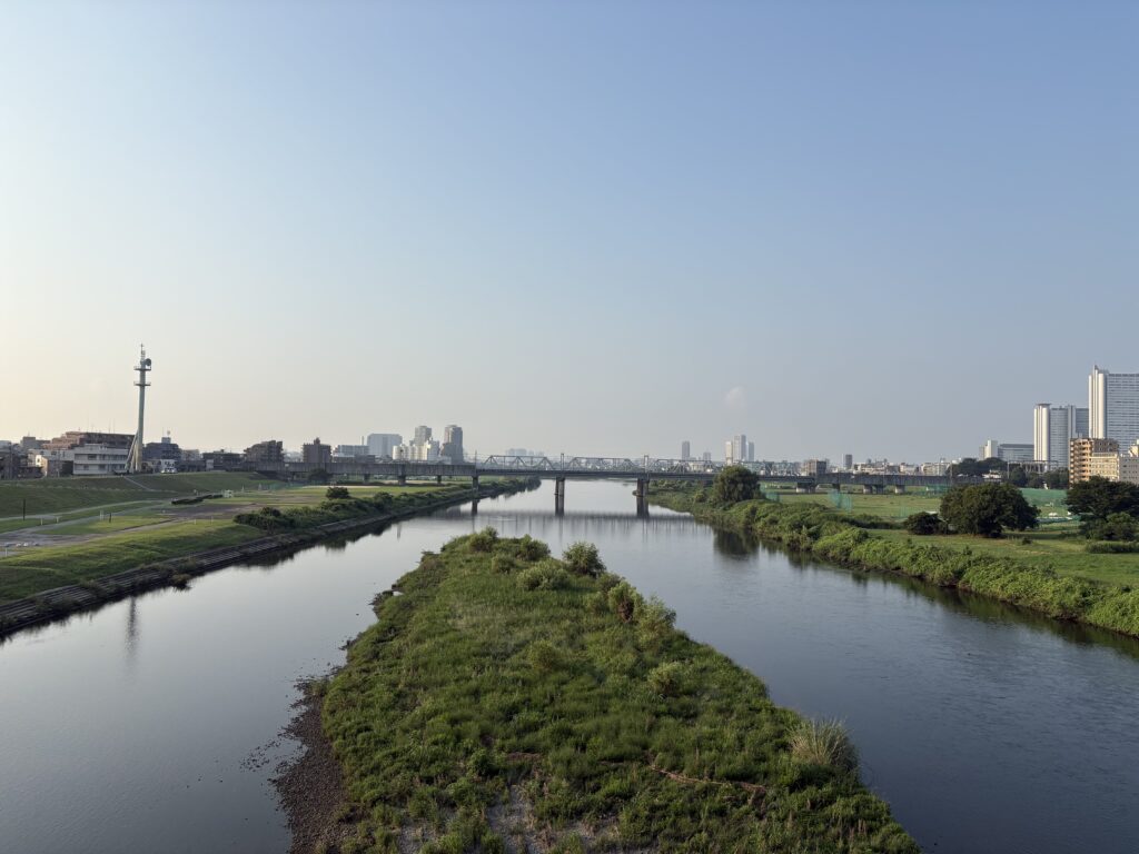 〜 暑さ対策をきっかけに 〜 酷、危険、アラート。 暑さに関連して使われることば。 最近、耳にする機会が多くなりました。 講じるべき対策や警戒のレベルが格段に高くなっていることの表れだと感じます。 「昔はこうだった」ではなく、「今」をどうするか。 暑さ対策をきっかけに、「今やるべきことは何か」を意識するようになりました。 情報のアンテナを張り、何が必要なのかを考える。 引き続き、最適なサポートを心がけてまいります。 #行政書士 #大田区 #企業法務経験 #安心への伴走者 #課題解決サポート #契約書の作成チェック #行政への申請手続支援 #コラム #暑さ対策をきっかけに