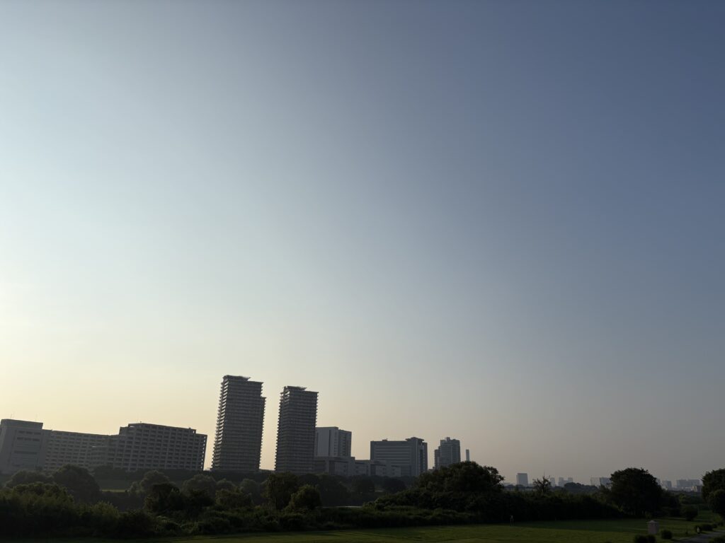 〜 東京オリンピック 〜 2021年の今日、7月23日。東京オリンピックの開会式が行われました。 新型コロナウイルスの影響で、1年遅れでの開催。かつ、無観客。 開催・運営にあたっては、前例のない課題の連続だったと思いますが、選手の方々の活躍に興奮し、感動したことを思い出します。 難しい条件の下、知恵を絞り、テストし、修正する。 その積み重ねが、興奮と感動を下支えしていたんだと、改めて感じます。 経験したことのない事態、難しい条件。 仮説と検証を積み重ね、最善の策を講じる。 最適なサポートを提供してまいります。 #行政書士 #大田区 #企業法務経験 #安心への伴走者 #課題解決サポート #契約書の作成チェック #行政への申請手続支援 #コラム #東京オリンピック