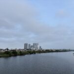 〜 夏休みのラジオ体操 〜 今朝、ランニングをしていると、ラジオ体操に向かう子供たちを見かけました。 出席カードを首からぶら下げて、まだ眠そうな顔をしている子もちらほら。 昔も今も変わらない光景でした。 生活のリズムが整って、元気に1日を過ごせた気がします。 今振り返ると、夏休みのラジオ体操には、そんな効果があったんだと感じます。 一定のリズム、ルーティーン。 余計な気を取られることが減り、ミスも減る。 スポーツや競技に限らず、さまざまな場面で効果があるものだと思います。 仕事や暮らし。リズムを大切に、丁寧な対応を心がけてまいります。 #行政書士 #大田区 #企業法務経験 #安心への伴走者 #課題解決サポート #契約書の作成チェック #行政への申請手続支援 #コラム #夏休みのラジオ体操