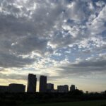 〜 とんぼの群れ 〜 今朝、多摩川の土手でとんぼの群れを見かけました。 まだ朝の早い時間、なんだか清々しさを感じました。 蝉時雨に、とんぼの群れ。 お盆に向かい、季節は進んでいるんだと感じました。 近視眼的に集中することも大切ですが、視野を広げ、先を見て計画する。 季節の移り変わりを眺めながら、ビジネスの基本をふと意識しました。 仕事や暮らしのお困りごと。先を見据えたサポートに努めてまいります。 #行政書士 #大田区 #企業法務経験 #安心への伴走者 #課題解決サポート #契約書の作成チェック #行政への申請手続支援 #コラム #とんぼの群れ