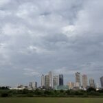 〜 1℃の差 〜 熱中症対策で、寝る時もエアコンを付けるようにしています。 1℃下げると肌寒くなったり、1℃上げると寝苦しくなったり。 設定温度の調整には、意外と苦慮します。 その日の体調だったり、外気温や湿度の影響だったり、エアコンフィルターの汚れだったり。要因はさまざまです。 状況に応じて柔軟に調整することが肝要だと感じます。 「こうだ」と決めつけてしまうと、真の原因を見落としてしまったり、変化を見過ごしてしまったり。 思考は停止する。 疑問符を付けてものを見る意識を大切に、状況に応じた柔軟な対応を心がけてまいります。 #行政書士 #大田区 #企業法務経験 #安心への伴走者 #課題解決サポート #契約書の作成チェック #行政への申請手続支援 #コラム #1℃の差