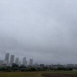 〜 過信 〜 先日、道を間違えてしまいました。 南に向かうべきところ、東に向かって歩いていることに気づき、慌てて引き返す事態に。 普段は地図アプリを使うのですが、その日は手元の地図だけを頼りにしていました。 自分の判断力を過信し、慣れないことをしたと反省しました。 スマートフォンの普及。 仕事や暮らしはどんどん便利になりました。 活用することで省力化とミスの軽減につながり、なくてはならない存在に。 道を間違えたことをきっかけに、「頼り切っている自分」を改めて意識しました。 IT機器やAI。 自分を過信せず、上手に活用していくこと。 改めて意識して、正確性と効率性の向上に努めてまいります。 #行政書士 #大田区 #企業法務経験 #安心への伴走者 #課題解決サポート #契約書の作成チェック #行政への申請手続支援 #コラム #過信