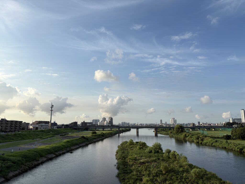 〜 こまめに 〜 こまめに休憩と水分を取る。 熱中症対策として、よく耳にします。 喉の渇きや体調の異変を感じる前に。 限界まで我慢するのではなく、短い間隔で少しずつ。 早め早めの対応が肝要だと意識しています。 仕事や暮らし。面倒な対応に遅れや抜け漏れが生じないよう、忙しいときこそ少しずつ前に進む工夫が大切。 熱中症対策との共通点を感じます。 こまめに、一歩ずつ、着実に。 丁寧なサポートを心がけてまいります。 #行政書士 #大田区 #企業法務経験 #安心への伴走者 #課題解決サポート #契約書の作成チェック #行政への申請手続支援 #コラム #こまめに