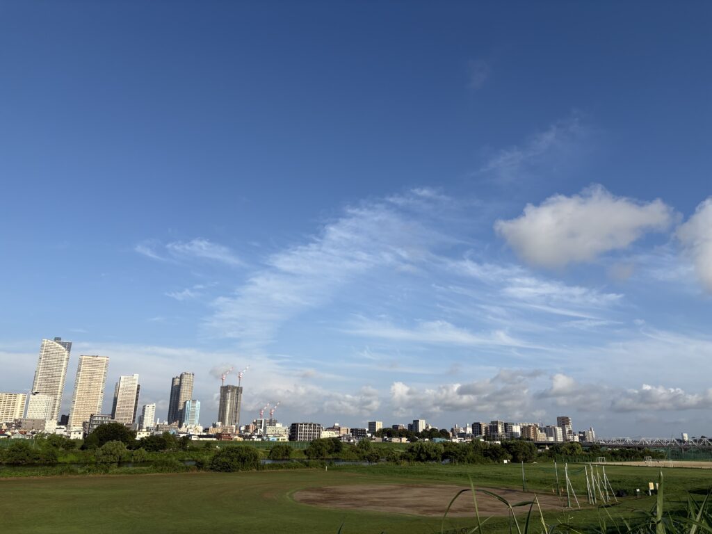 〜 先を見据えて 〜 8月20日。 夏休みの宿題や自由研究、新学期のこと。子供の頃、急に重くのしかかってきたことを思い出します。 後回しにしてきたこと、手をつけないといけなくなった現実。 我に返り、先を見据えた対応の大切さを実感していました。 定期的な現状確認とゴールから逆算したスケジューリング。 改めて意識して、状況にマッチしたサポートを提供してまいります。 #行政書士 #大田区 #企業法務経験 #安心への伴走者 #課題解決サポート #契約書の作成チェック #行政への申請手続支援 #コラム #先を見据えて