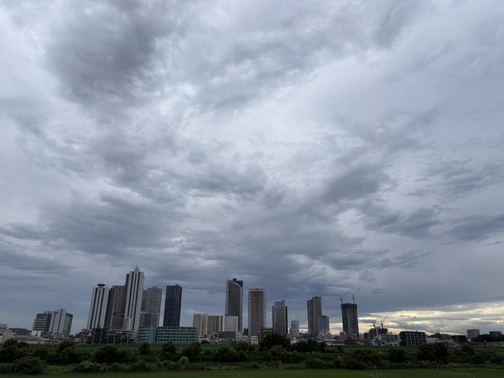 〜 想定と、準備 〜 夕方、突然の雨。 最近、不安定な天気がよく続きます。 かばんに折りたたみ傘を入れておく。 普段から雨対策をしておく。 いざというとき困らないように。 天気の急変から、改めてその大切さを感じます。 想定できることは、前もって準備しておく。 仕事や暮らし。前広な対応を意識して、冷静かつ丁寧なサポートを心がけてまいります。 #行政書士 #認定経営革新等支援機関 #大田区 #企業法務経験 #安心への伴走者 #課題解決サポート #契約書の作成チェック #行政への申請手続支援 #コラム #想定と準備