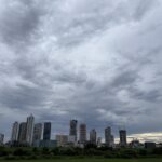 〜 想定と、準備 〜 夕方、突然の雨。 最近、不安定な天気がよく続きます。 かばんに折りたたみ傘を入れておく。 普段から雨対策をしておく。 いざというとき困らないように。 天気の急変から、改めてその大切さを感じます。 想定できることは、前もって準備しておく。 仕事や暮らし。前広な対応を意識して、冷静かつ丁寧なサポートを心がけてまいります。 #行政書士 #認定経営革新等支援機関 #大田区 #企業法務経験 #安心への伴走者 #課題解決サポート #契約書の作成チェック #行政への申請手続支援 #コラム #想定と準備
