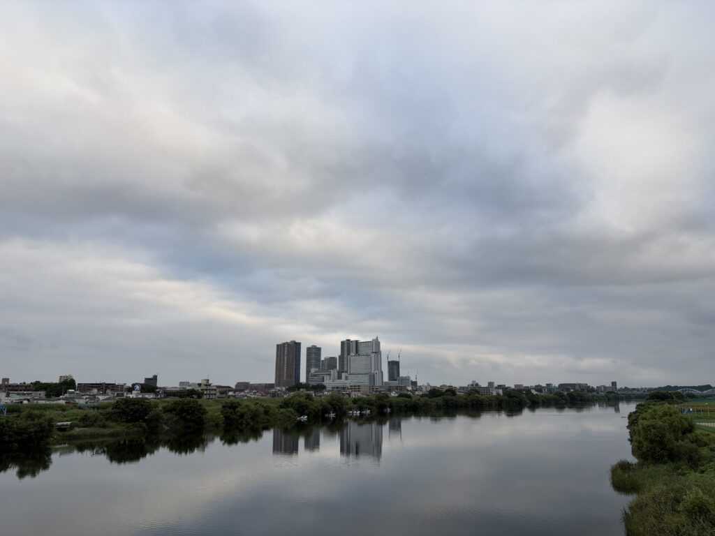 〜 8月31日 〜 早いもので、8月最終日。 宿題への焦り、夏休みが終わる寂しさ、新学期への不安と期待。子どもの頃、複雑な気持ちでこの日を過ごしたことを思い出します。 明日から始まる9月に備え、これまでの振り返りと、これからやるべきことの整理をするのに、ちょうどいい日。大人になった今、そのように感じます。 行政書士は、行政への申請手続の支援、契約書の作成・チェックなどを通じて、課題の解決・改善に向けたサポートを実践いたします。 仕事や暮らしの困りごと。お気軽にご相談ください。 #行政書士 #認定経営革新等支援機関 #大田区 #企業法務経験 #安心への伴走者 #課題解決サポート #契約書の作成チェック #行政への申請手続支援 #コラム #8月31日