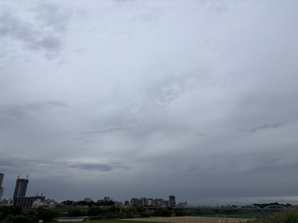 〜 振り返り 〜 最近、曇り空の朝が多いと感じます。 風が涼しく感じる一方、なんとなくすっきりしない朝。 ただ、落ち着いて積み残したことを整理するには、ちょうどいいときだと感じます。 天気がすっきりしないときは、落ち着いて振り返りをしてみる。 秋に向かって不安定な天候も多くなりがちですが、そんな過ごし方をする日に充てようと思います。 一つ一つ確認する。引き続き丁寧な対応を心がけてまいります。 #行政書士 #認定経営革新等支援機関 #大田区 #企業法務経験 #安心への伴走者 #課題解決サポート #契約書の作成チェック #行政への申請手続支援 #コラム #振り返り