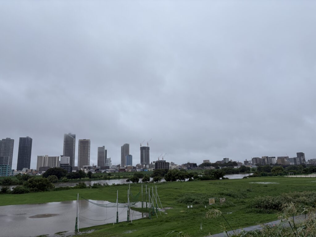 〜 油断は禁物 〜 週末、半袖だと少し肌寒さを感じました。 9月初旬では最近珍しく、夏ももう終わりかなと思ってしまうくらいの気候。 とはいえ、夏日がまた訪れることも想定しておかないと、体調を崩したり、疲れが溜まる結果になってしまいます。 将来訪れる可能性のある事態を想定しておく。 暮らしと仕事、どちらにおいても大切だと感じます。 油断は禁物。改めて意識して、丁寧で落ち着いた対応を心がけてまいります。 #行政書士 #認定経営革新等支援機関 #大田区 #企業法務経験 #安心への伴走者 #課題解決サポート #契約書の作成チェック #行政への申請手続支援 #コラム #油断は禁物