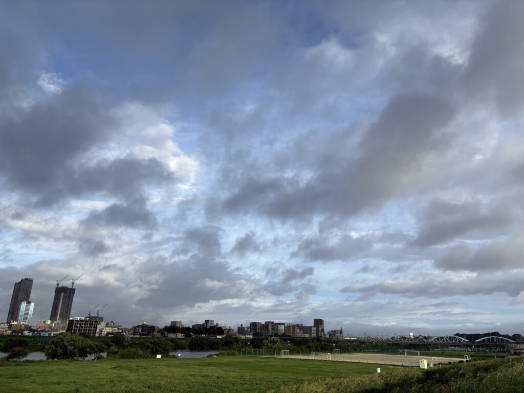 〜 不安定な天気から 〜 晴れ間が出たと思ったら、急に雲が広がり激しい雨が降ったり。 不安定な天気が続いています。 天気のことばかり気になってしまいますが、それだけ暮らしや仕事に大きく影響するもの。 最近の天候不順から、改めてそう感じます。 不安定な状況でも、安定したパフォーマンスをする。 前広な準備と対策を徹底し、安定したサポートをお届けしてまいります。 #行政書士 #認定経営革新等支援機関 #大田区 #企業法務経験 #安心への伴走者 #課題解決サポート #契約書の作成チェック #行政への申請手続支援 #コラム #不安定な天気から