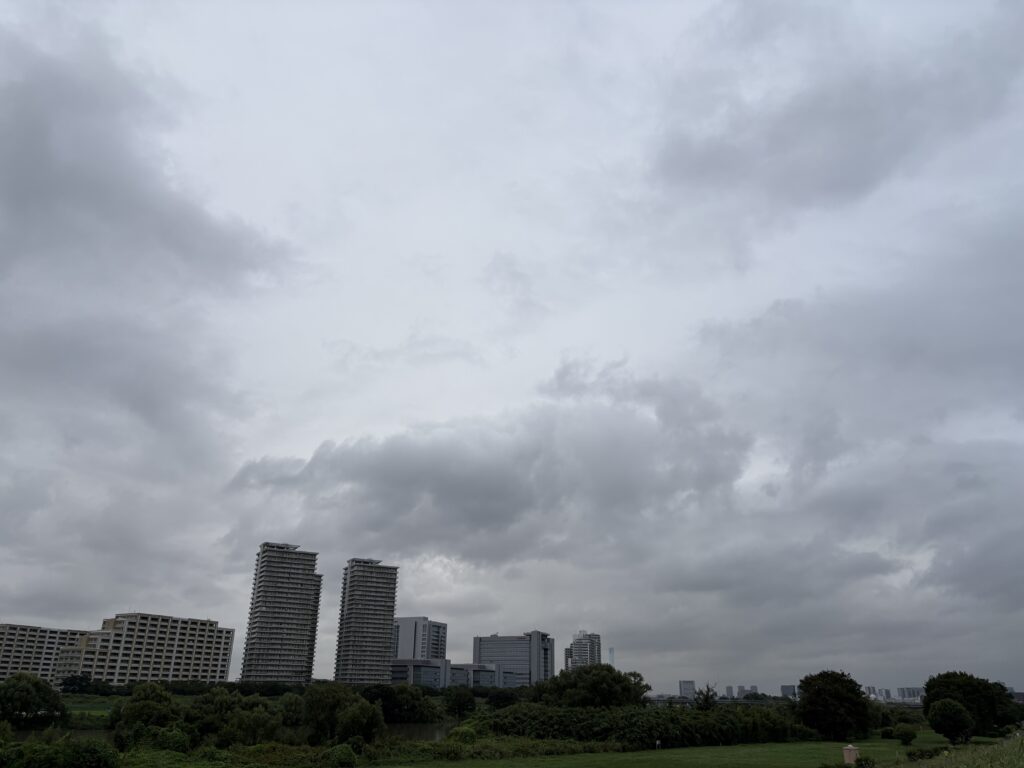 〜 肌寒い朝 〜 今朝の東京。 涼しいを通り越し、半袖だと肌寒い朝。 最近涼しい朝が多くなりましたが、想定を少し超える肌寒さ。何か上に羽織るものが必要だと思いました。 予めできる限り事態を想定しておくことが大切ですが、100%想定しておくことは不可能。 情報のアンテナを張り、焦らず判断して行動することの大切さを改めて感じました。 情報収集と、落ち着いた対応。安定したサポートをお届けしてまいります。 気温の変化で体調を崩さないよう、くれぐれもご自愛ください。 #行政書士 #認定経営革新等支援機関 #大田区 #企業法務経験 #安心への伴走者 #課題解決サポート #契約書の作成チェック #行政への申請手続支援 #コラム #肌寒い朝