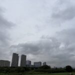 〜 肌寒い朝 〜 今朝の東京。 涼しいを通り越し、半袖だと肌寒い朝。 最近涼しい朝が多くなりましたが、想定を少し超える肌寒さ。何か上に羽織るものが必要だと思いました。 予めできる限り事態を想定しておくことが大切ですが、100%想定しておくことは不可能。 情報のアンテナを張り、焦らず判断して行動することの大切さを改めて感じました。 情報収集と、落ち着いた対応。安定したサポートをお届けしてまいります。 気温の変化で体調を崩さないよう、くれぐれもご自愛ください。 #行政書士 #認定経営革新等支援機関 #大田区 #企業法務経験 #安心への伴走者 #課題解決サポート #契約書の作成チェック #行政への申請手続支援 #コラム #肌寒い朝