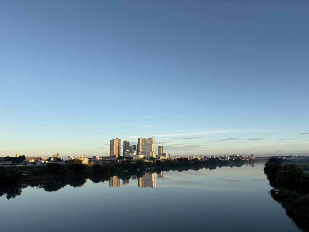 〜 久々の晴れ間 〜 今朝の東京。 久しぶりに晴れて、すっきりとした朝。 日中は暑くなるようですが、なんだか少し楽しい気持ちになりました。 秋雨の季節に、貴重な晴れ間。 外で体を動かす。 しがらみにとらわれず、アイデアを出してみる。 身体的にも思考の面でも、発散の機会にしようと思います。 天気の変化も上手に活用して、発散と収束を繰り返す。 考えやアイデアを整理して、お役に立てるサポートを提供してまいります。 #行政書士 #認定経営革新等支援機関 #大田区 #企業法務経験 #安心への伴走者 #課題解決サポート #契約書の作成チェック #行政への申請手続支援 #コラム #久々の晴れ間