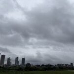 〜 連続 〜 東京は22日連続で雨。 今朝、天気予報でそう伝えていました。 曇天が当たり前のような気がしてしまいます。 続いてほしいこと、続いてほしくないもの。 環境の変化のように、自分の努力ではどうにもならないことは、受け入れてどう対処するかを考える。 今朝、天気予報を見ながらそんなことを考えていました。 冷静な現状把握と、状況に適した対応。 天気の話ばかりしてしまいがちですが、雨の多い時期だからこそ、改めて意識してまいります。 #行政書士 #認定経営革新等支援機関 #大田区 #企業法務経験 #安心への伴走者 #課題解決サポート #契約書の作成チェック #行政への申請手続支援 #コラム #連続
