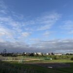 〜 天気からの学び 〜 今朝の東京。 涼しく、すっきりとした朝。 でも、これもつかの間なのでしょうか。台風が近づいています。 荒れた天気を想像しづらい朝ですが、しっかり対策しなければと思っています。 見た目だけで判断しない。 広く情報を収集し、総合的に判断する。 最近の天候の変化から、改めてそう感じます。 外面だけでなく内面も、一面的ではなく多面的。 広い視野での判断を、引き続き意識してまいります。 仕事や暮らしの困りごと。お気軽にご相談ください。 #行政書士 #認定経営革新等支援機関 #大田区 #企業法務経験 #安心への伴走者 #課題解決サポート #契約書の作成チェック #行政への申請手続支援 #コラム #天気からの学び