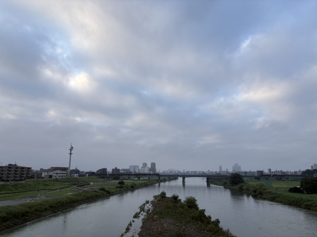 〜 チャンスを活かす 〜 お洗濯のチャンス。 長雨の季節の、ちょっとした晴れ間。天気予報でよく耳にします。 我が家でも今朝洗濯機を回しました。 数少ないチャンスを有効に活用する。 日々の暮らしの中でも、意識して行動している自分に気づきました。 仕事や暮らし。 数少ないチャンスに、アンテナを張る。見過ごさず、活かす。 改めて意識して、サービスレベルの向上に努めてまいります。 #行政書士 #認定経営革新等支援機関 #大田区 #企業法務経験 #安心への伴走者 #課題解決サポート #契約書の作成チェック #行政への申請手続支援 #コラム #チャンスを活かす
