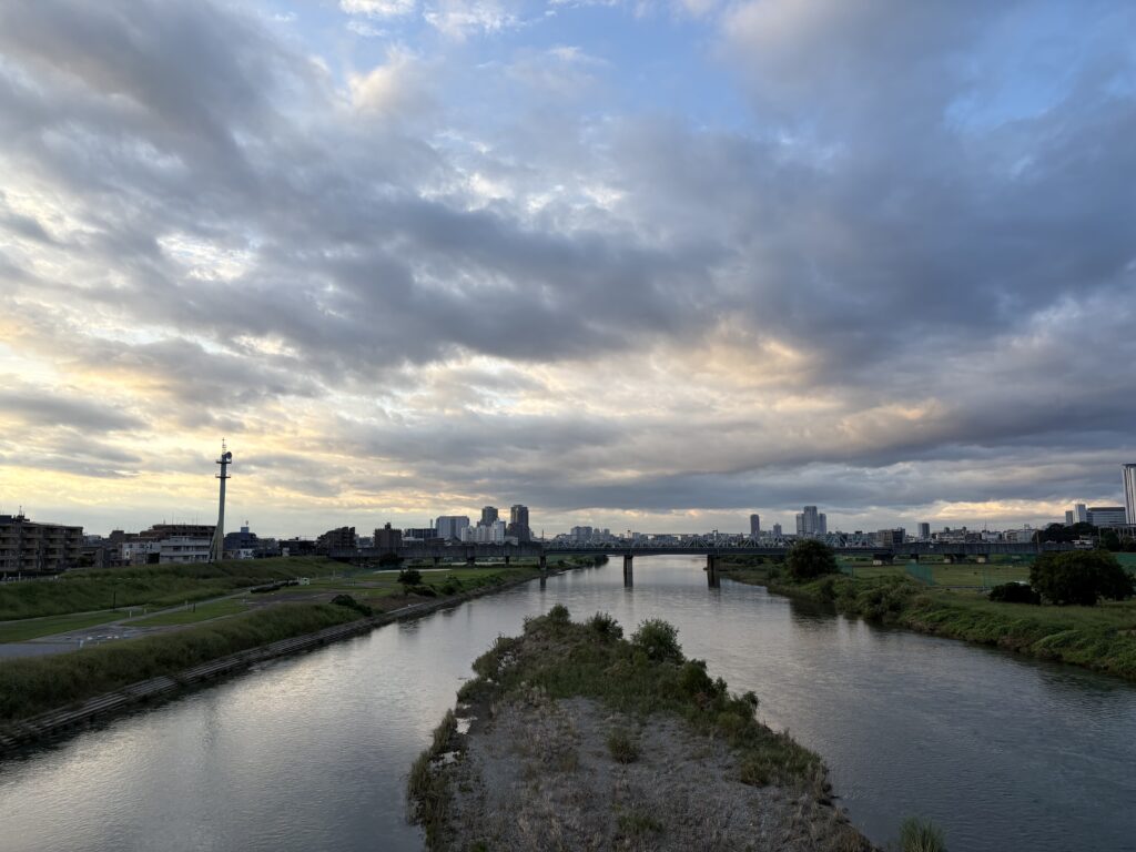 〜 不安定な天気から 〜 今朝、多摩川の土手に出てみると、強い風が吹いていました。 昨日は日中暑くなりましたが、一転、少し寒い秋の風。 服装選びに迷います。 東京では雨の日が続き、たまに晴れると暑くなったり、変化に合わせ暮らすのも意外と大変です。 現状をきちんと把握し、受け入れて、対処する。 仕事でも暮らしでも、基本の繰り返しが大切。 不安定な天気から、そんなことを感じました。 天気がよくない日が続いていますが、くれぐれもご自愛ください。 #行政書士 #認定経営革新等支援機関 #大田区 #企業法務経験 #安心への伴走者 #課題解決サポート #契約書の作成チェック #行政への申請手続支援 #コラム #不安定な天気から