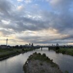 〜 不安定な天気から 〜 今朝、多摩川の土手に出てみると、強い風が吹いていました。 昨日は日中暑くなりましたが、一転、少し寒い秋の風。 服装選びに迷います。 東京では雨の日が続き、たまに晴れると暑くなったり、変化に合わせ暮らすのも意外と大変です。 現状をきちんと把握し、受け入れて、対処する。 仕事でも暮らしでも、基本の繰り返しが大切。 不安定な天気から、そんなことを感じました。 天気がよくない日が続いていますが、くれぐれもご自愛ください。 #行政書士 #認定経営革新等支援機関 #大田区 #企業法務経験 #安心への伴走者 #課題解決サポート #契約書の作成チェック #行政への申請手続支援 #コラム #不安定な天気から