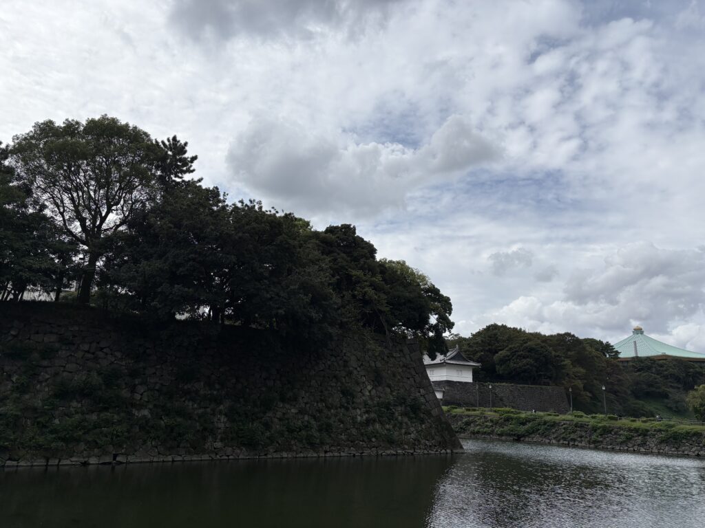 〜 ちょうどいい 〜 昨日、皇居の周りをランニングしていると、朝から多くの観光客が訪れていました。 久しぶりの雨のない日曜日。 散策するにはちょうどいい気候。 みなさん初秋の東京を楽しんでいる様子でした。 ちょうどいい。あるようで、なかなかない。 仕事や暮らし。様々な場面で、数少ないチャンスを有効に活用することが大切だと、改めて感じます。 「ちょうどいい」を活かせるよう、丁寧なサポートを引き続き心がけてまいります。 #行政書士 #認定経営革新等支援機関 #大田区 #企業法務経験 #安心への伴走者 #課題解決サポート #契約書の作成チェック #行政への申請手続支援 #コラム #ちょうどいい