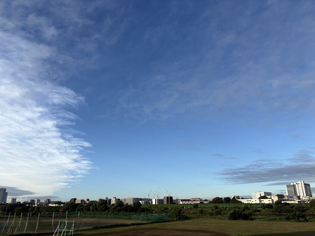 〜 バランス 〜 清々しい。 今朝の東京は、この表現がぴったりの気候。 風、気温、空模様。 すべてが清々しさを支えていると感じました。 何か1つだけ目立つのではなく、それぞれが適度に調和して、支え合う。 今朝の気候から、その大切さを改めて意識しました。 バランスを意識して、マッチしたサポートを心がけてまいります。 #行政書士 #認定経営革新等支援機関 #大田区 #企業法務経験 #安心への伴走者 #課題解決サポート #契約書の作成チェック #行政への申請手続支援 #コラム #バランス