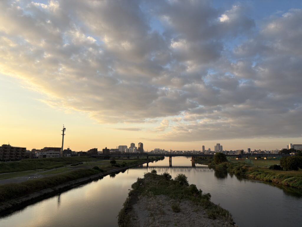 〜 一定のリズム 〜 日の出の時間が遅くなると、朝起きるのがだんだんつらくなる。 そう感じる方も多いのではないでしょうか。 今朝、私はそんな目覚めとなりました。 でも、1日24時間であることは変わらない。 気候の変化を受け入れつつ、安定した日常を過ごす。 季節の変わり目。そんな意識が大切だと感じます。 一定のリズム。ミスを防ぐためにも必要なこと。 念頭に置いて、安心のサポートを提供してまいります。 #行政書士 #認定経営革新等支援機関 #大田区 #企業法務経験 #安心への伴走者 #課題解決サポート #契約書の作成チェック #行政への申請手続支援 #コラム #一定のリズム