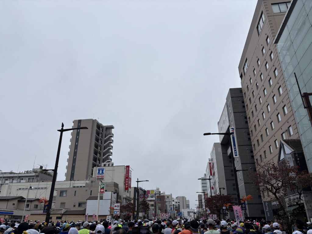 〜 5時間23分59秒 〜 昨日、第11回水戸黄門漫遊マラソンに参加しました。 先週月曜日、38度を超える発熱があり、以降体調回復に努めてなんとかスタートラインに立ちました。 でも、やはり病み上がりの体。本調子とはほど遠く、何度もリタイアということばが頭をよぎりました。でも、気持ちを切り替え、「どうすれば完走できるか」を冷静になって考えるようにして、自己ベストから1時間半近く遅いタイムとなりましたが、完走することができました。 体調管理の大切さ。 臨機応変で柔軟な対応。 改めてその大切さを実感しました。 状況に応じた冷静な判断。 まずは体調を整えて、柔軟なサポートを心がけてまいります。 #行政書士 #認定経営革新等支援機関 #大田区 #企業法務経験 #安心への伴走者 #課題解決サポート #契約書の作成チェック #行政への申請手続支援 #コラム #5時間23分59秒
