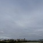 〜 肌寒さ 〜 昨日の夕方、腕を組み、背中を丸めて歩く自分にふと気づきました。 雨で濡れた影響もあって、ブルッとした肌寒さ。 「衣替え」ということばが頭をよぎりました。 10月も今週で終わり。そろそろ秋本番。 季節感を改めて意識しました。 先を見据えて、前広に備える。 安心感のあるサポートを心がけてまいります。 #行政書士 #認定経営革新等支援機関 #大田区 #企業法務経験 #安心への伴走者 #課題解決サポート #契約書の作成チェック #行政への申請手続支援 #コラム #肌寒さ
